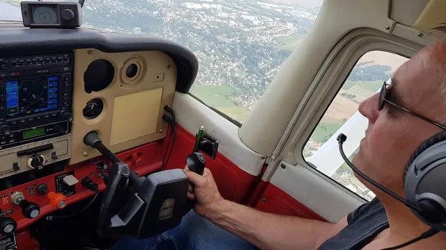 Pilot für eine Stunde bei Chemnitz