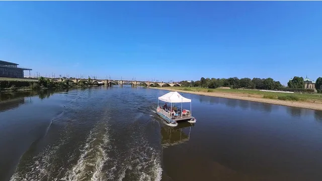 Flossfahrt auf der Elbe in Dresden – Treiben lassen